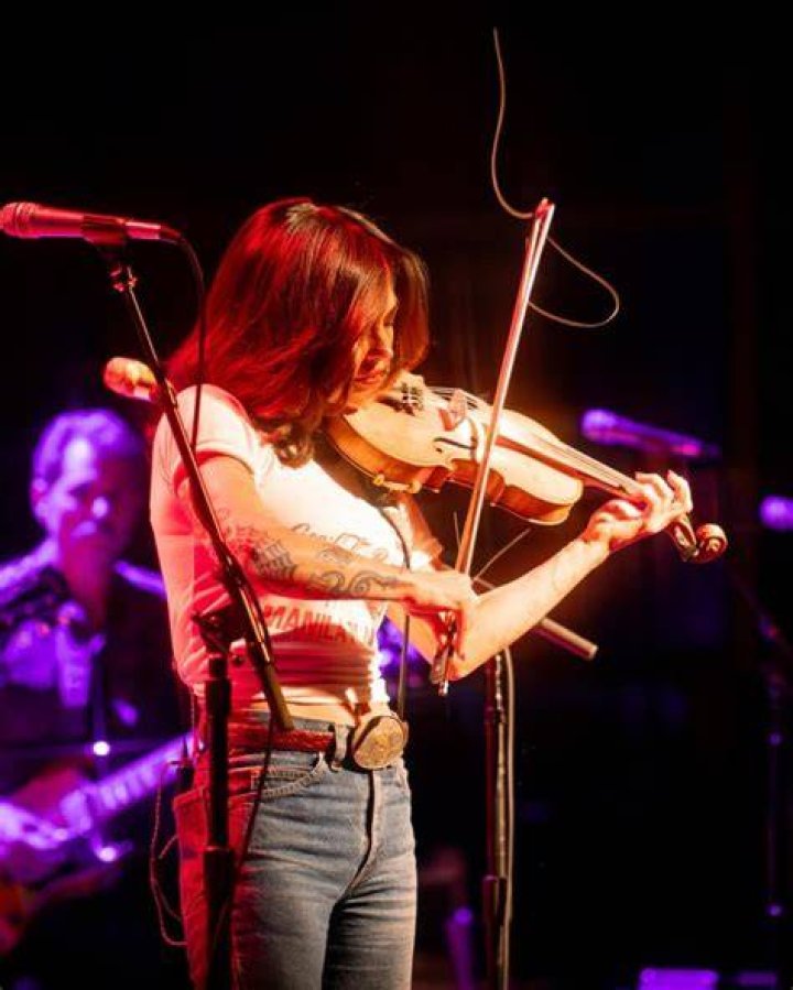 Amanda Shires learning new things about life on the road Chicago Tribune