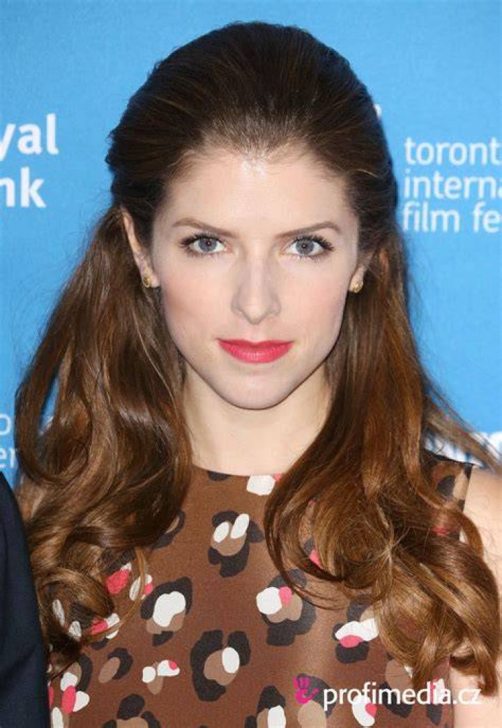 Anna Kendrick coiffure HappyHair