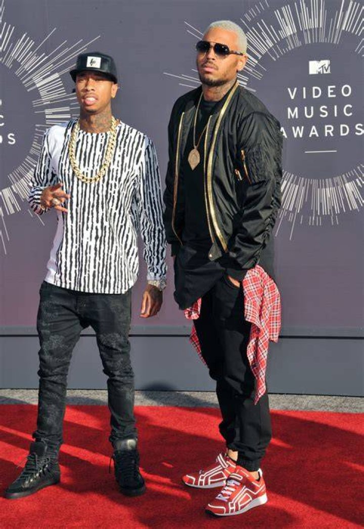 Chris Brown Height How Tall is The American SingerSongwriter? Hood MWR