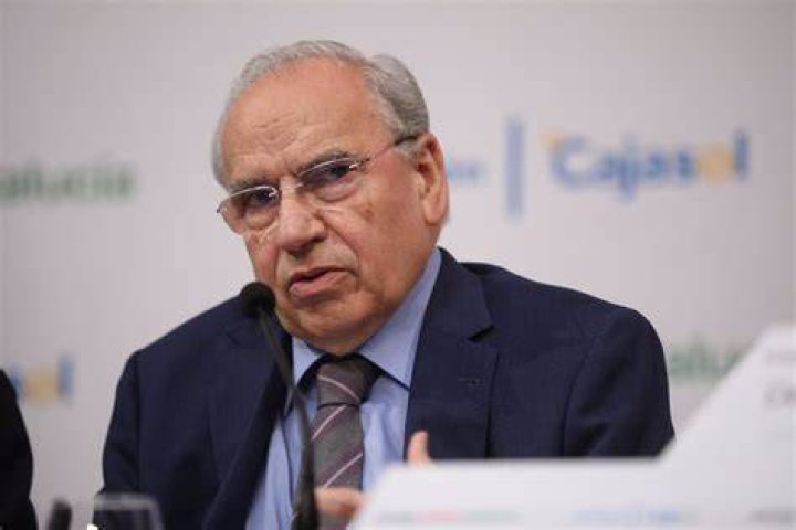 Guerra describe a Rubalcaba como un hombre y destaca que