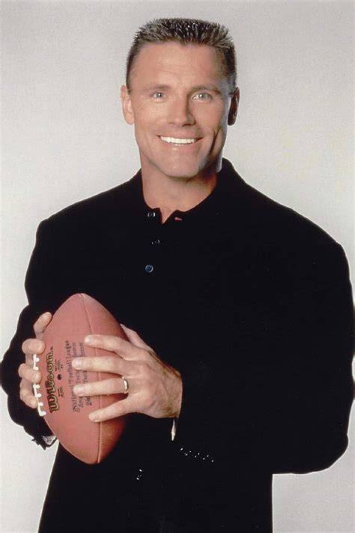 Howie Long Bio [2022 Update] Career, Net Worth & Wife Players Bio