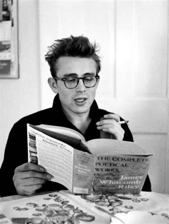 James Dean reading ; by the Mirror James dean, Berühmtheiten