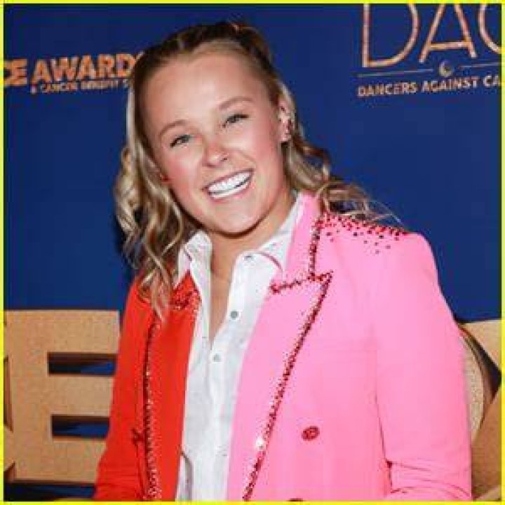 JoJo Siwa Returns For Another ‘Worldwide Live’ Backyard Performance