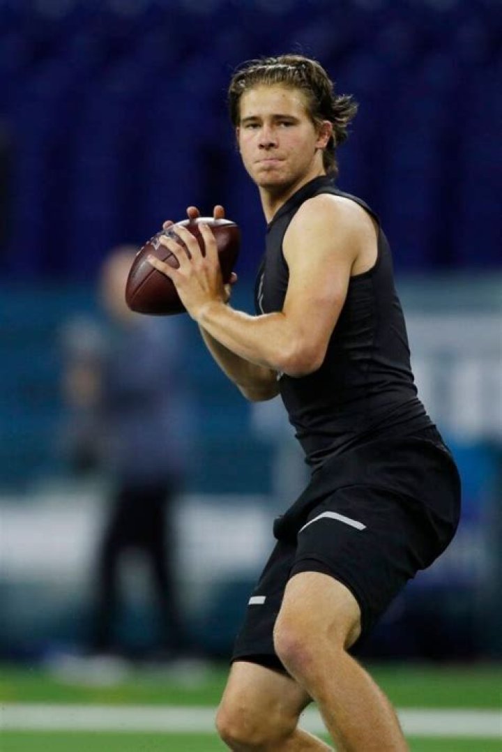 Justin Herbert Cute football players, Football boys, Chargers football