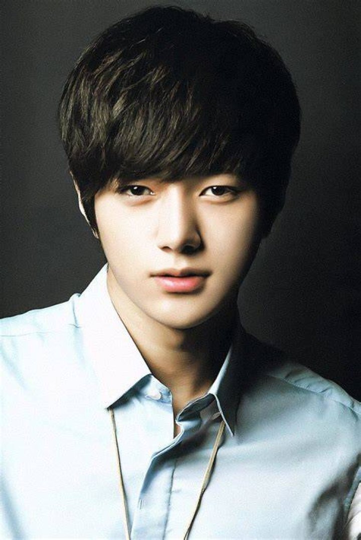Kim MyungSoo (L) AsianWiki