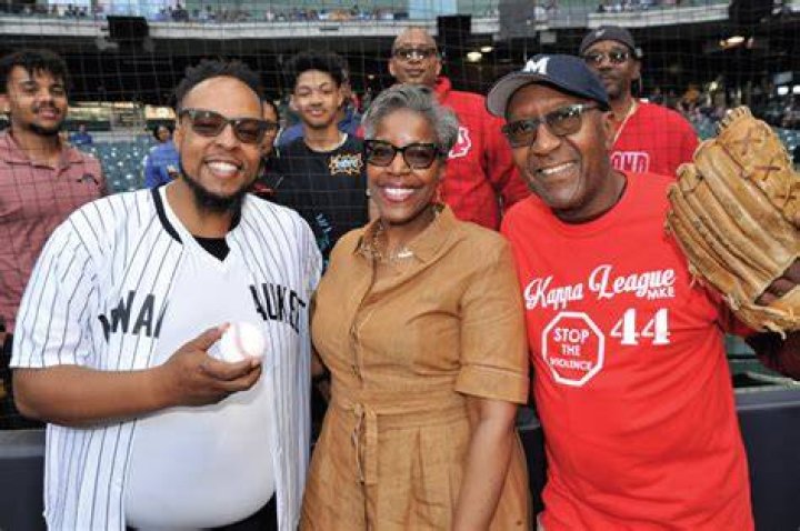 Milwaukee Brewers celebrate the legacy of Hank Aaron Milwaukee