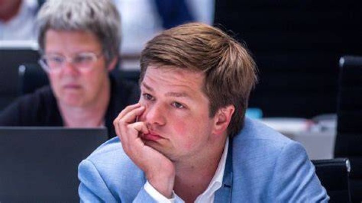 Philipp R&ouml;sler im Interview ohne Worte SZ Magazin